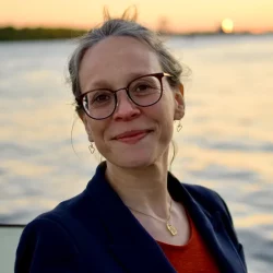 Katja Sommer, systemische Supervisorin, vor der Elbe im Sonnenuntergang